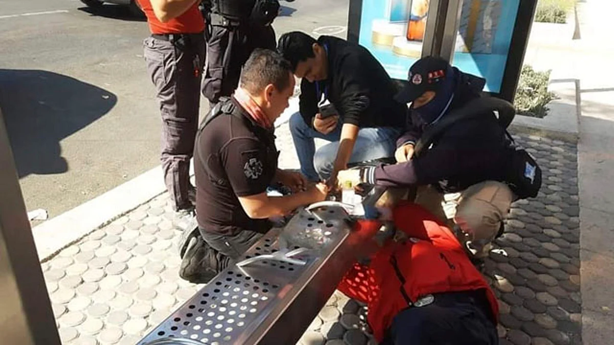 Se le atoran los dedos en parada del transporte; llama al 911