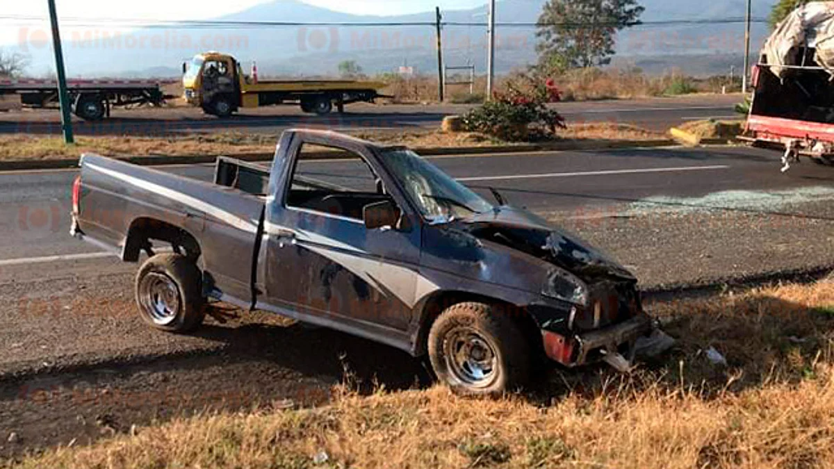 Morelia: vuelca camioneta en la salida a Quiroga