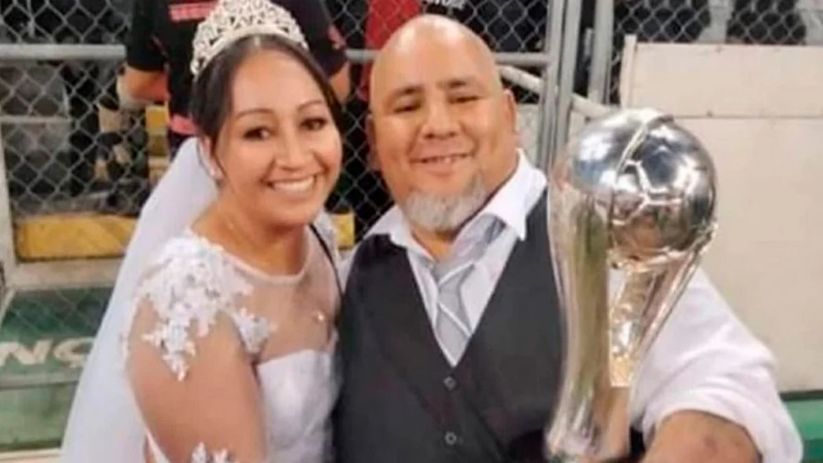 Novios de la final de Atlas celebran con el trofeo en manos