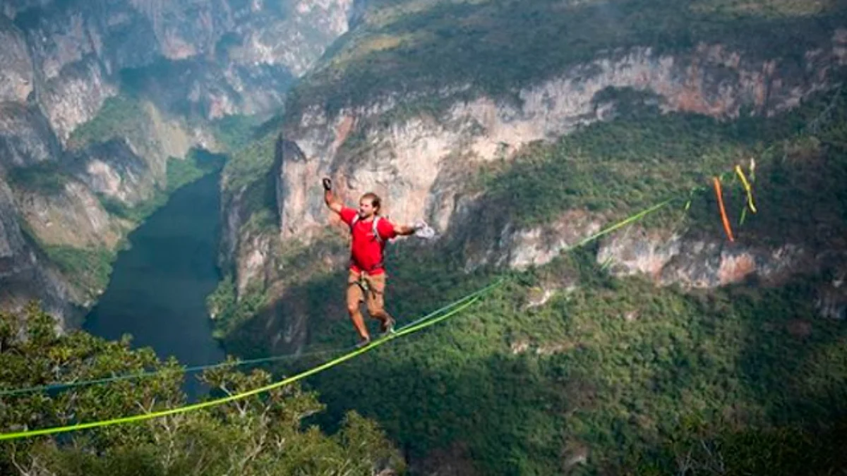 Alemán rompe récord al cruzar sobre una cuerda el Cañón del Sumidero