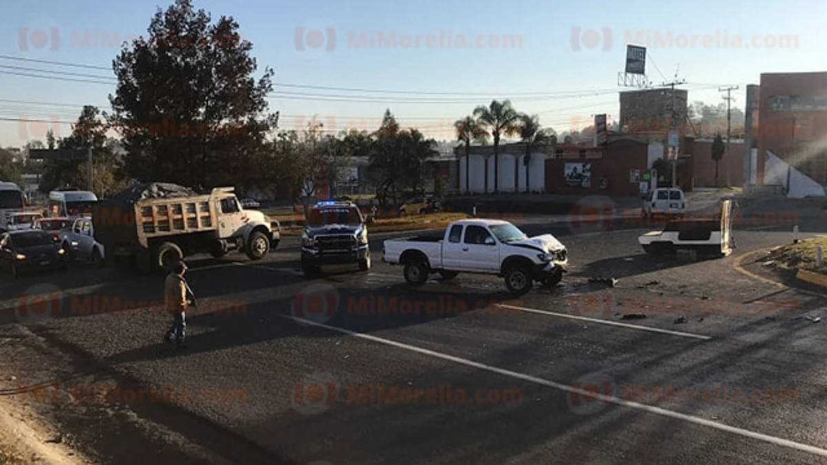 Se registra choque entre dos camionetas en la Morelia-Pátzcuaro