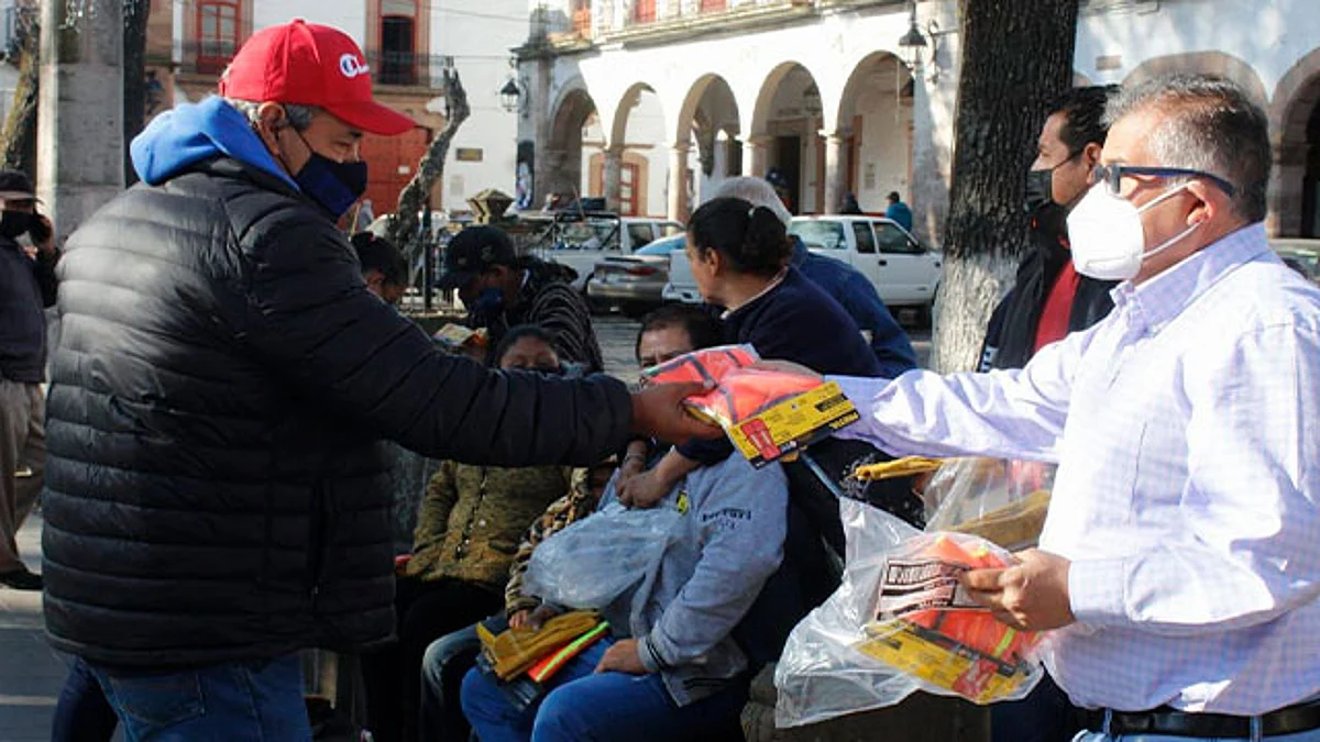 Entrega Gobierno de Pátzcuaro chalecos de seguridad y guantes al personal de limpieza