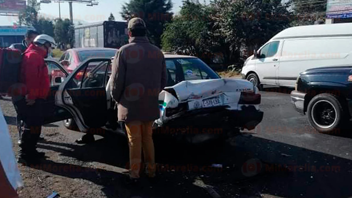 Morelia: tres autos chocan en periférico, a la altura de Manantiales