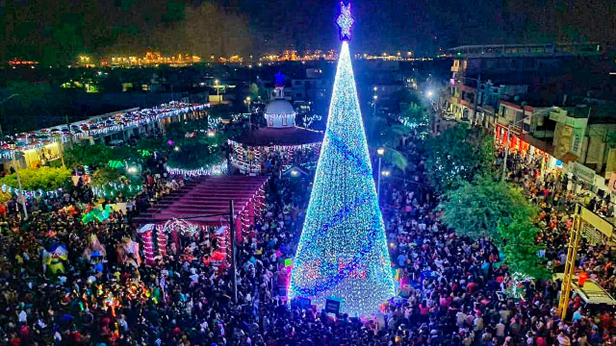 Encienden el monumental Árbol Navideño en Lázaro Cárdenas