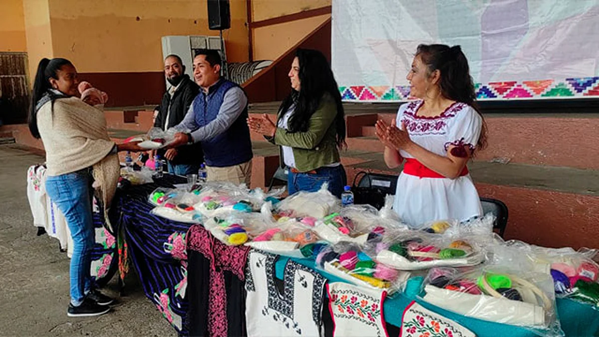 Uruapan: Con éxito, comienza Taller de Huanengo en Corupo