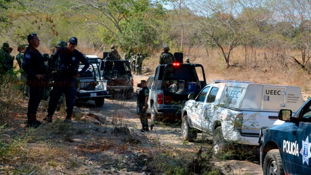 Hallan dos cuerpos dentro de fosas en Tangancícuaro