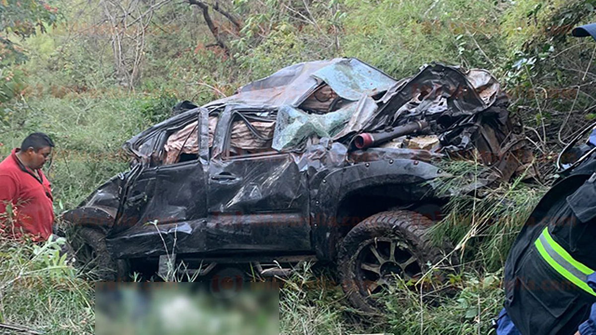 Hombre muere tras volcar en su auto a barranco, en Michoacán