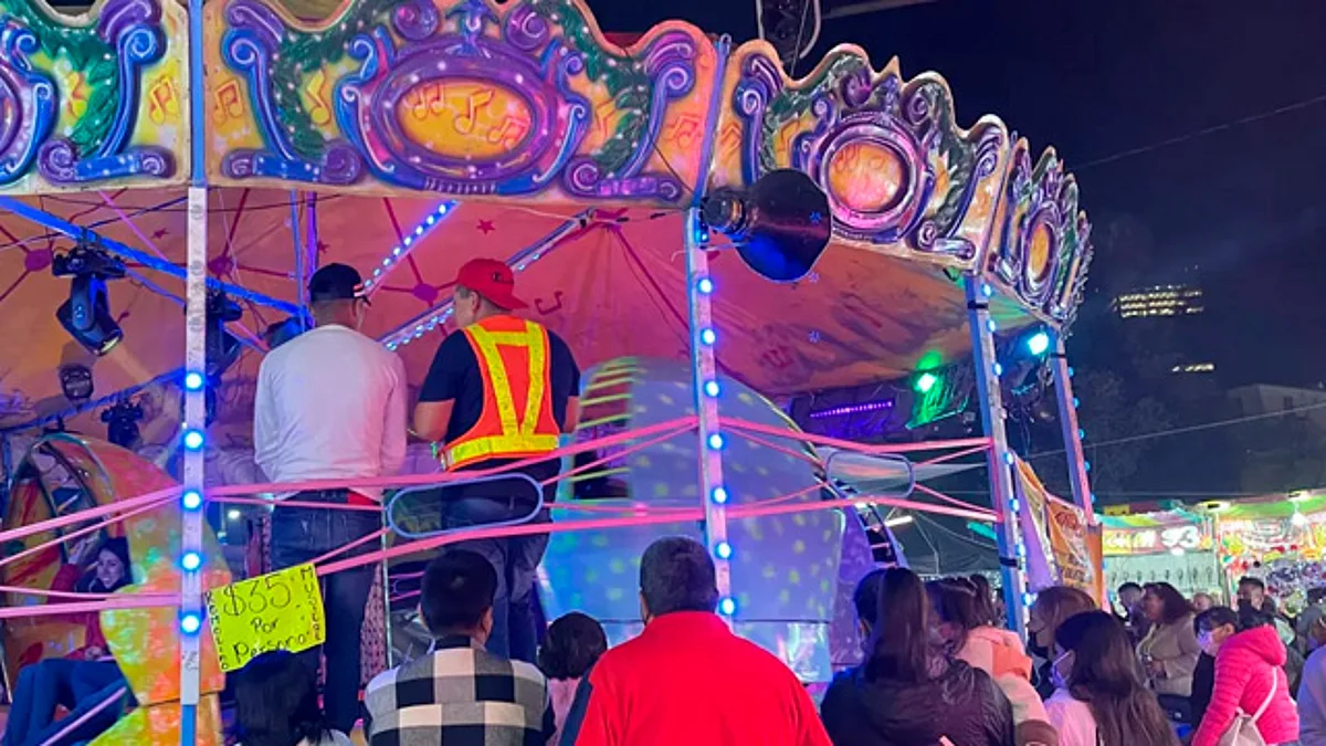 Juego mecánico sufre falla, 8 personas caen y se lesionan, en CDMX