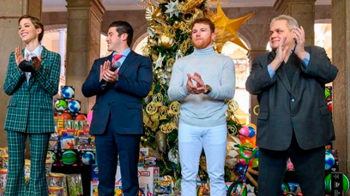 'Canelo' Álvarez dona tráiler lleno de juguetes a niños de Nuevo León