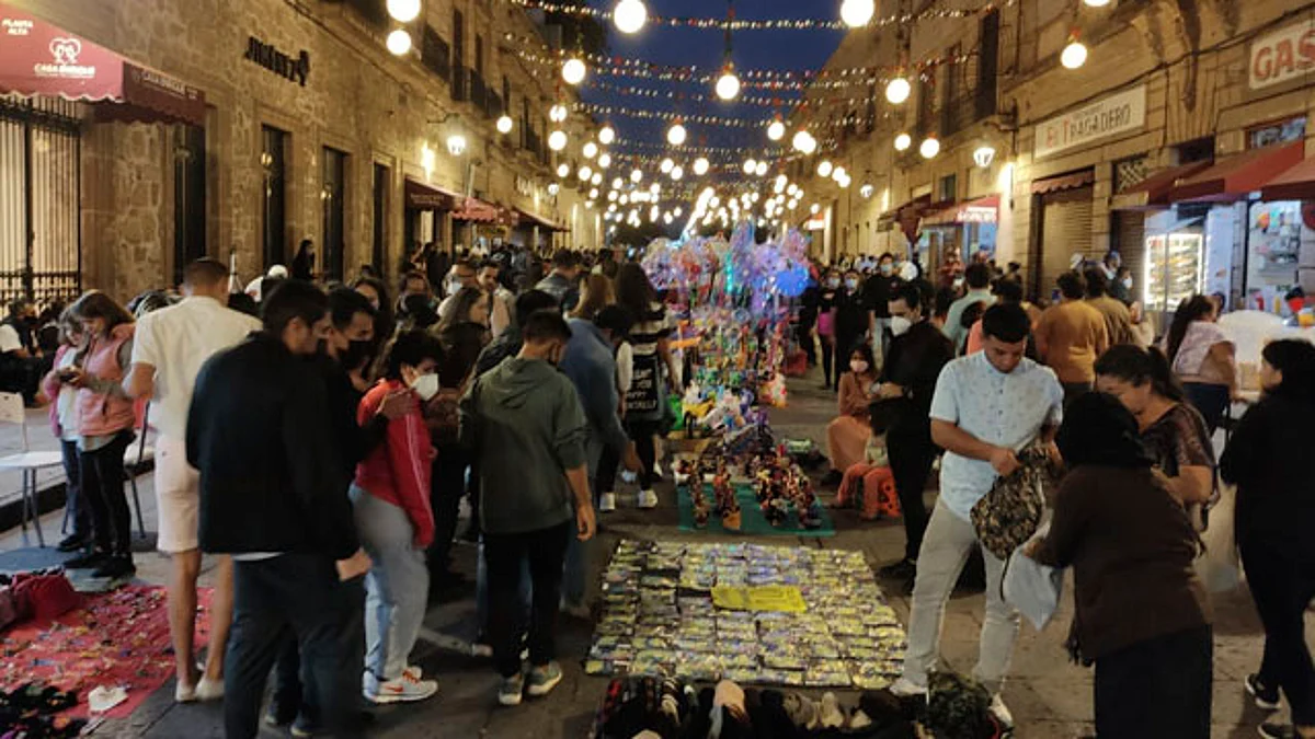El Centro de Morelia convertido en una auténtica verbena popular con ambiente navideño