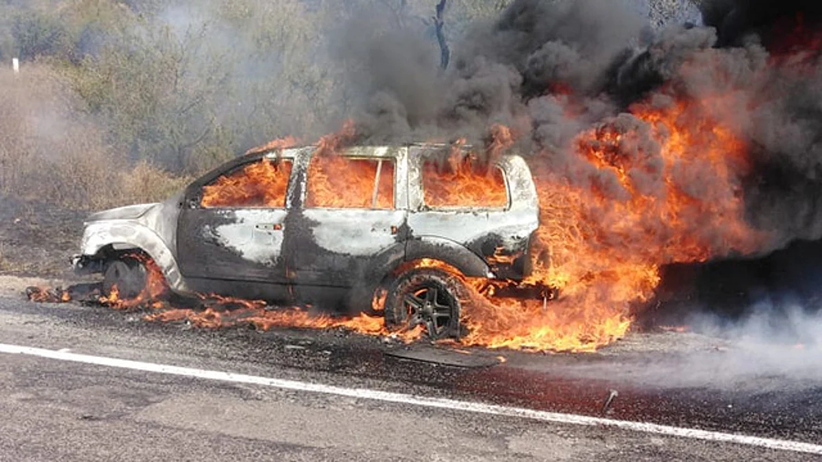 Corto circuito provoca incendio en camioneta, en la carretera Morelia-Salamanca