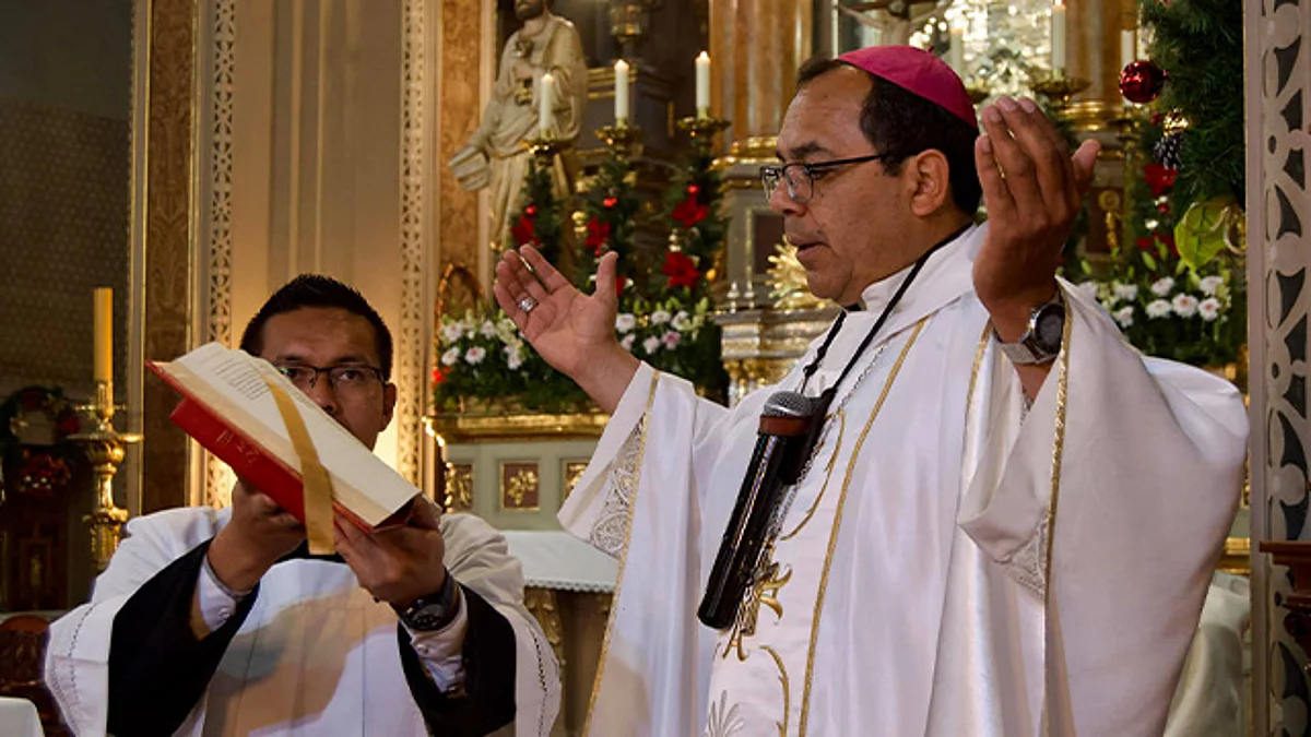 Fue el 15 de diciembre de 2010 que el Papa Benedicto XVI lo nombró obispo titular de Arpi y auxiliar de Morelia.