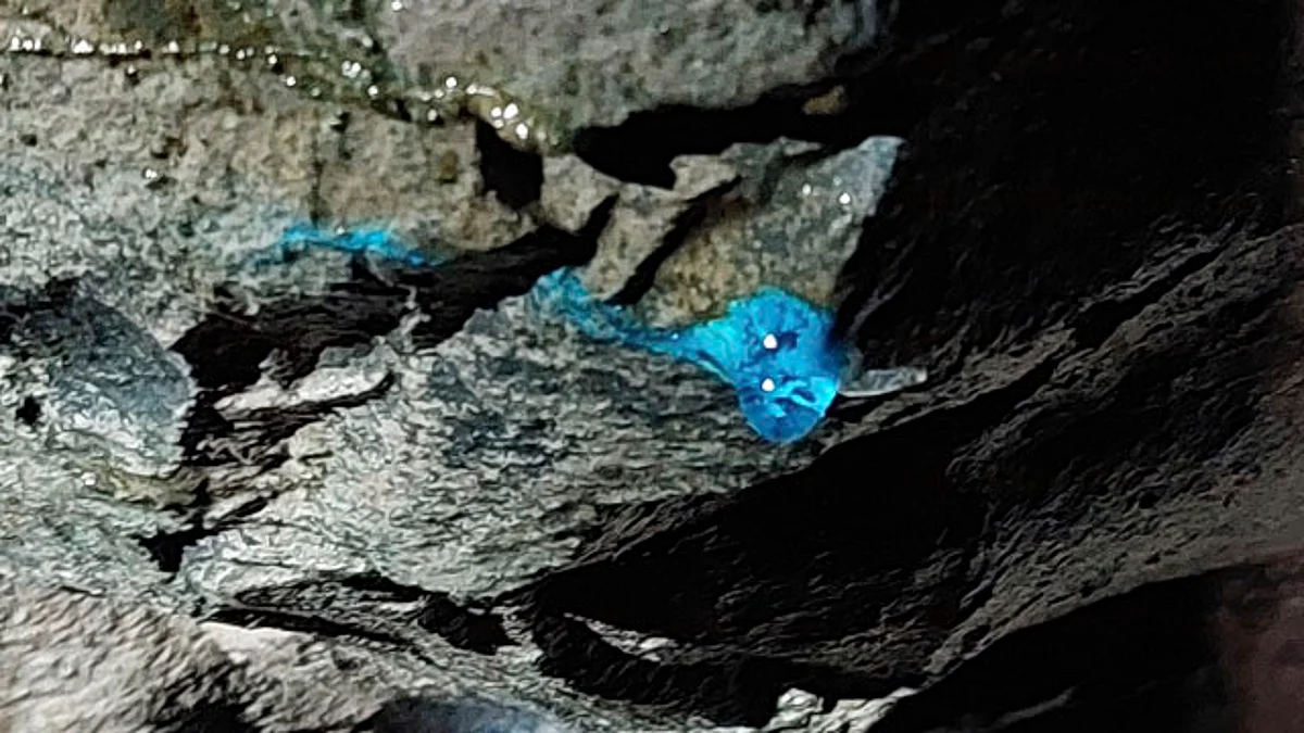 Hallan una sustancia azul en mina abandonada y nadie sabe qué es