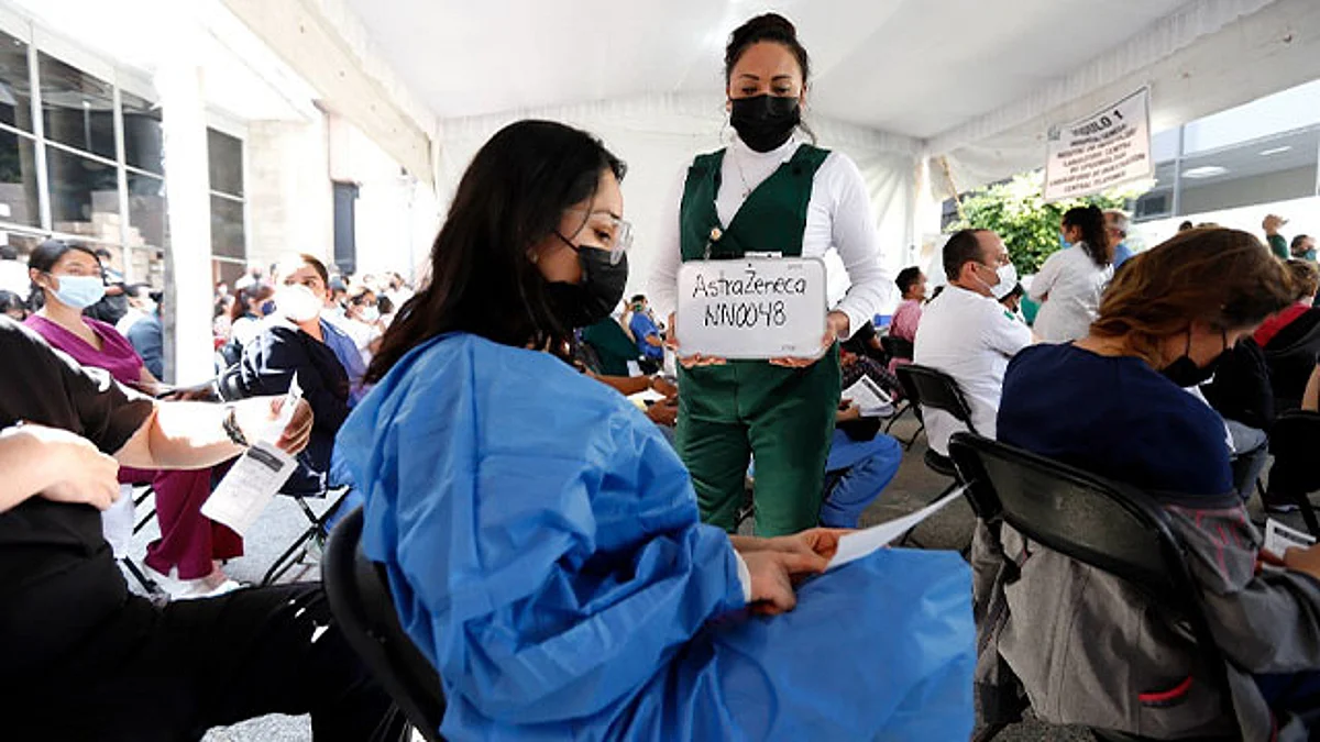 Avanza aplicación de vacuna de refuerzo contra Covid-19 a personal del IMSS