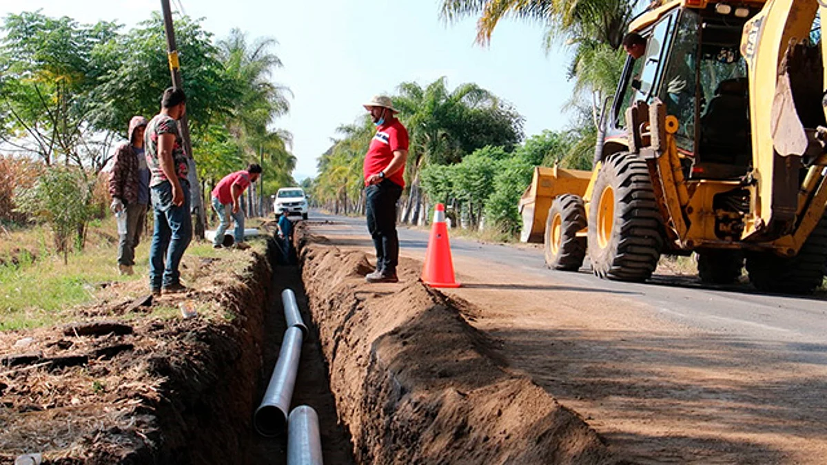 Supervisan en Zamora construcción de la línea de conducción del pozo Camino las Delicias