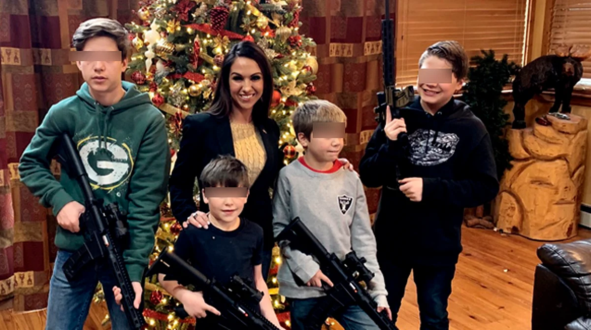 Causan polémica fotos navideñas de congresistas de EU posando con armas