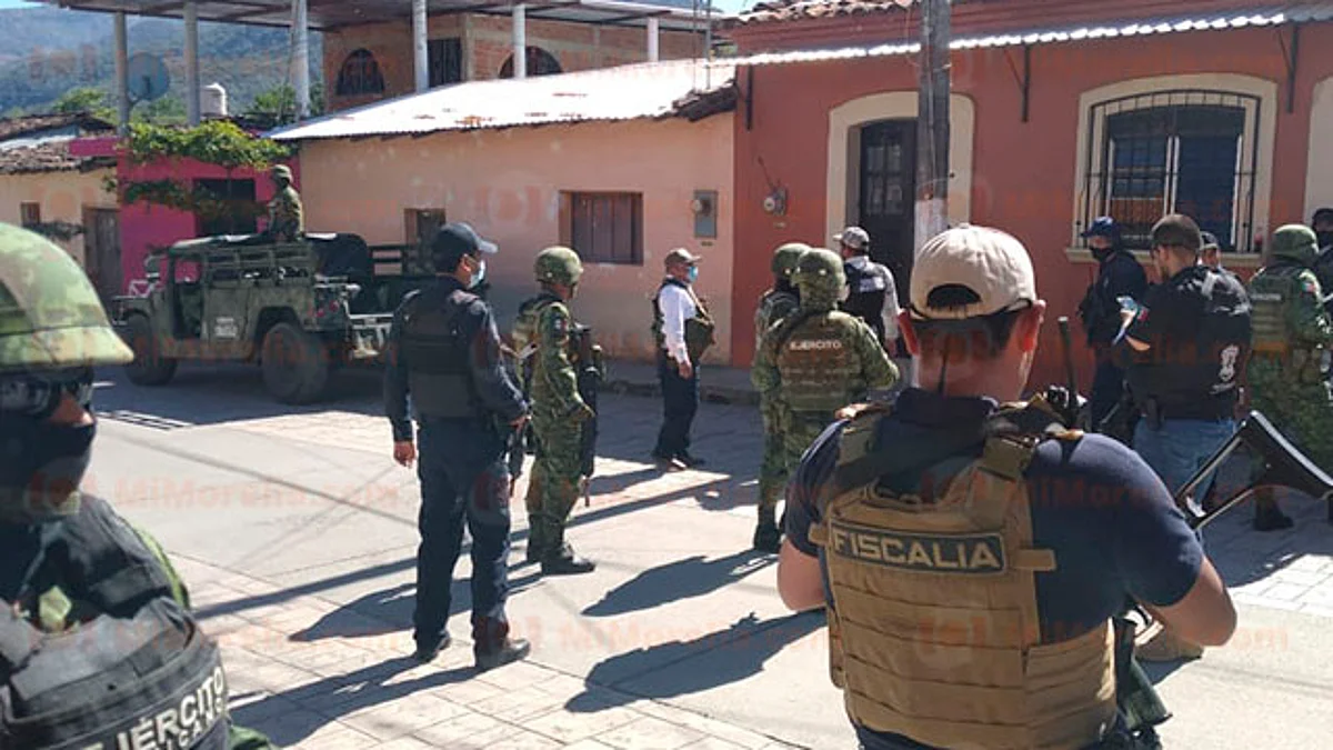 Continúa tensión en Villa Victoria; renuncian 15 policías municipales