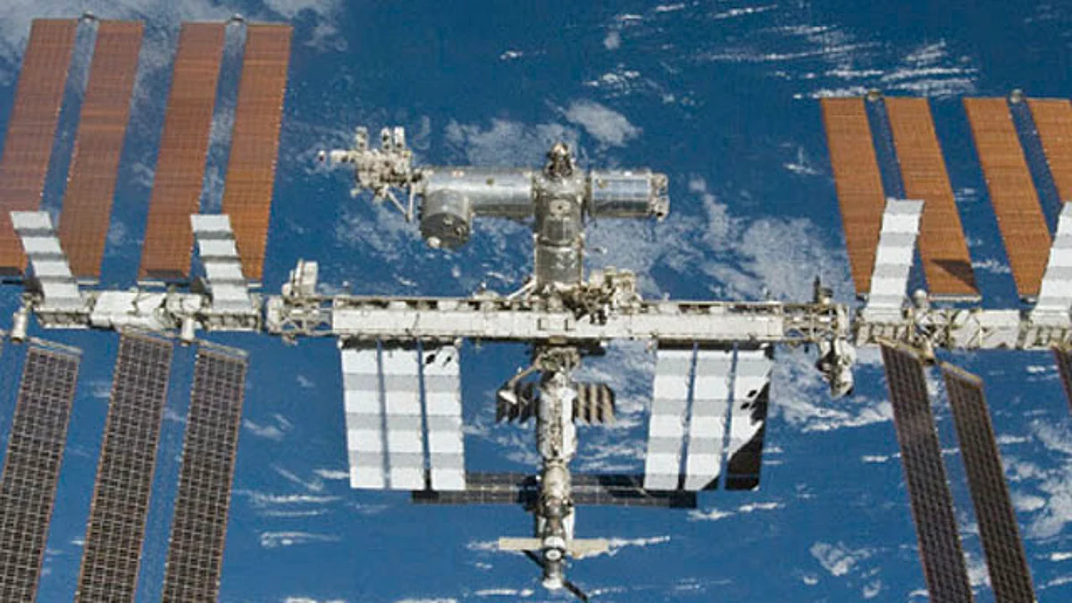 Lanzan cohete con regalos y cena de Navidad para astronautas en Estación Espacial