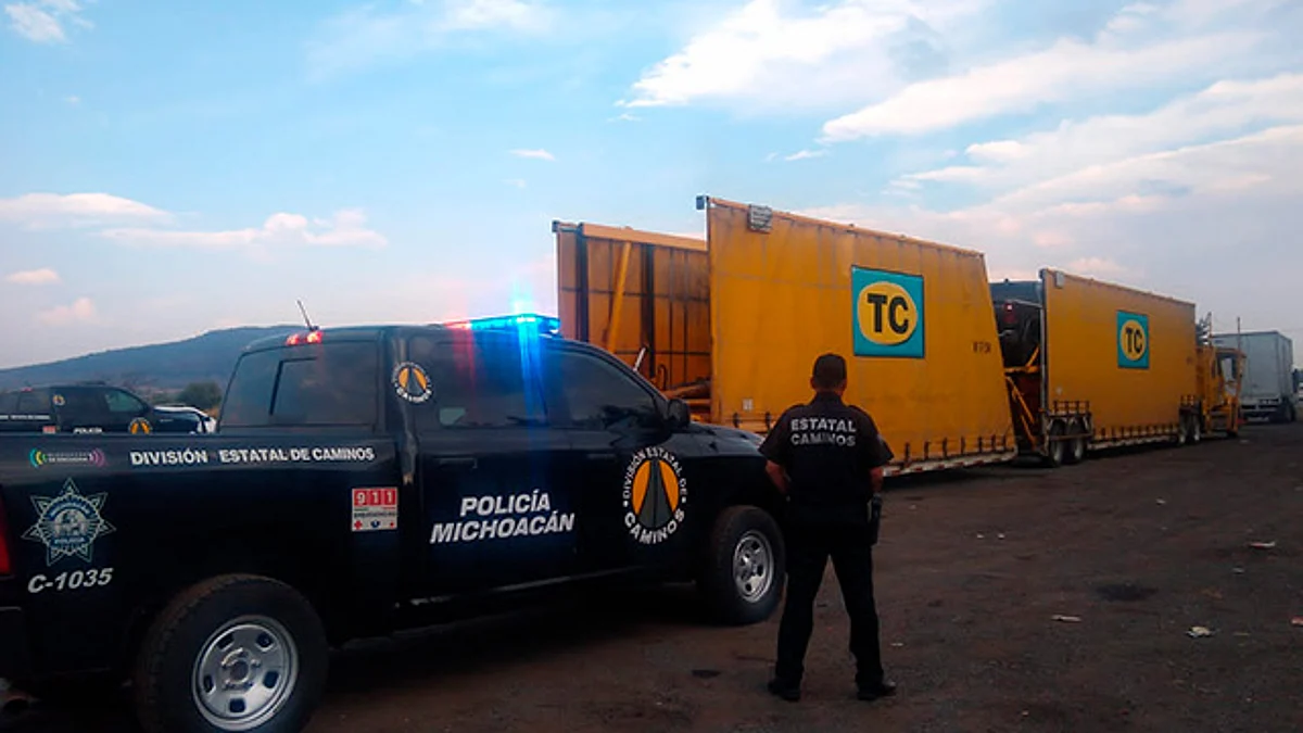 Recuperan nodriza robada con 5 camionetas en autopista de Michoacán