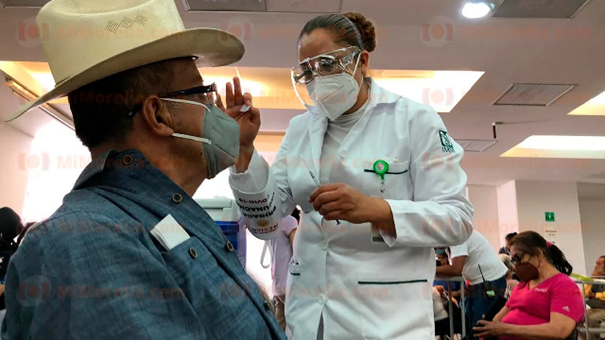 Vacunación de refuerzo para adultos mayores, a partir del martes: AMLO