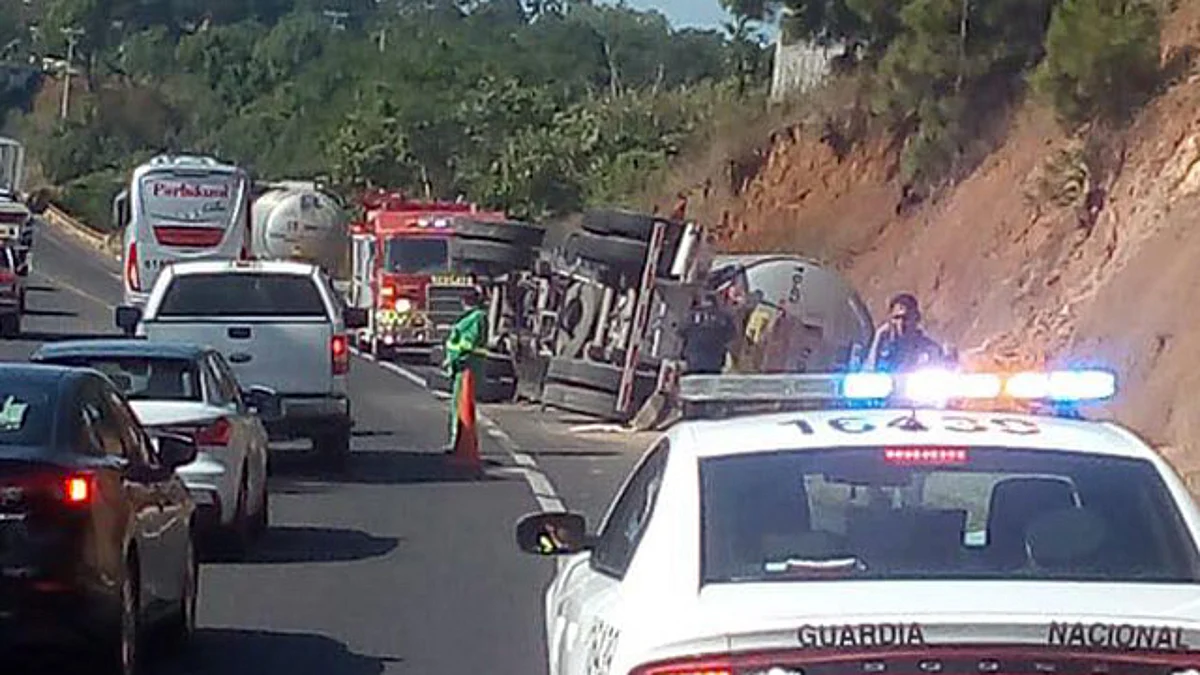 Michoacán: vuelca pipa de gasolina en la autopista Siglo XXI; cierran paso