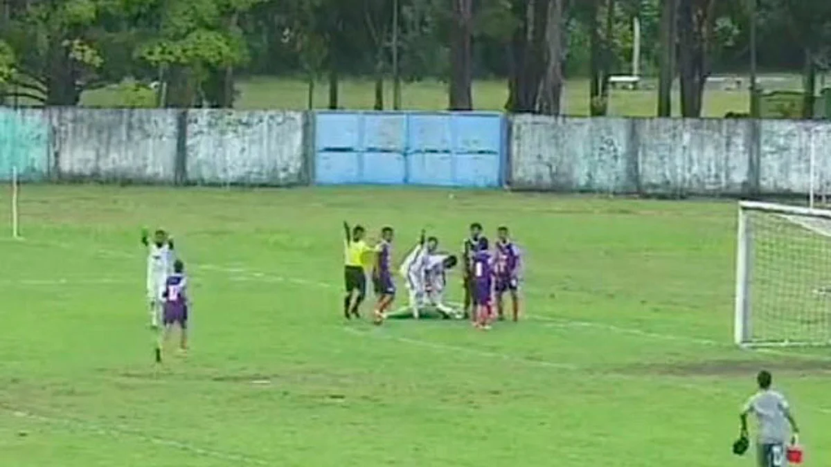 Portero muere tras chocar con jugador rival durante partido de futbol