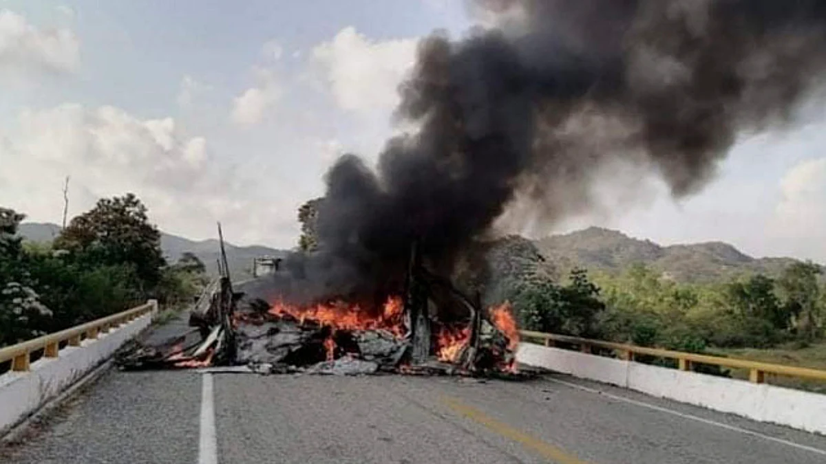 Grupo armado incendia vehículos para bloquear caminos en Aquila