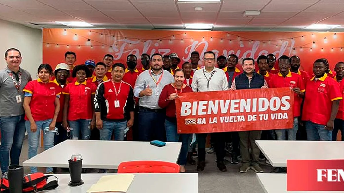 Contratarán a migrantes haitianos como cajeros de Oxxo en México