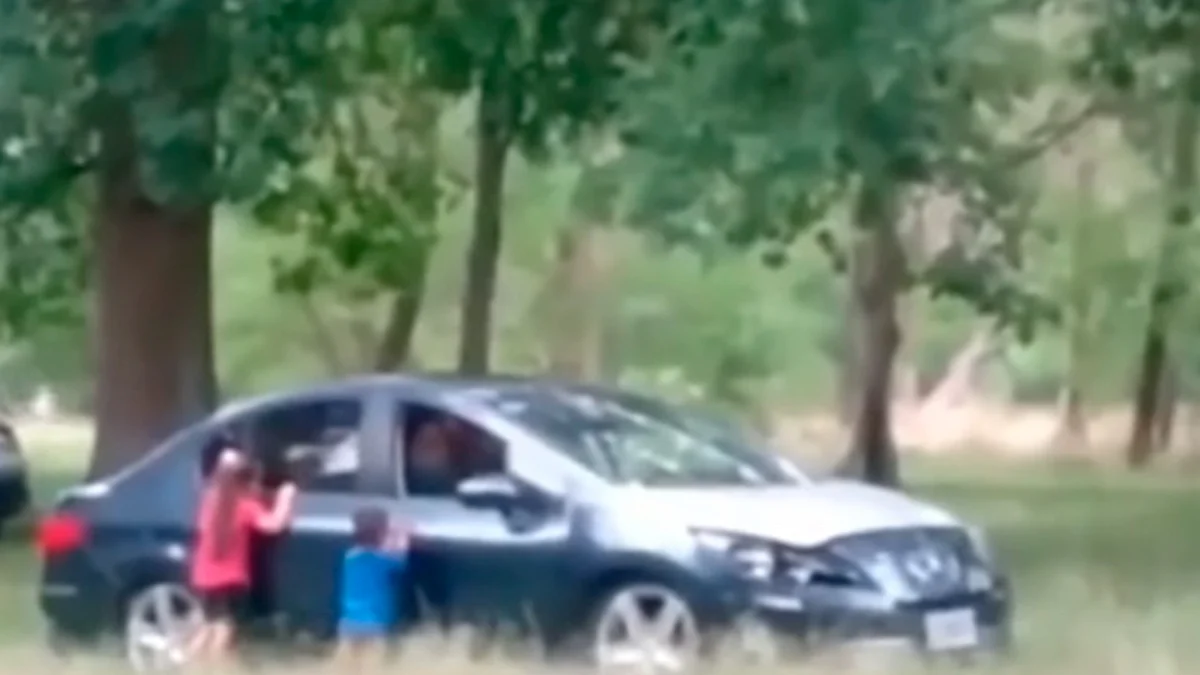 Pareja baja a sus hijos del auto para poder tener sexo