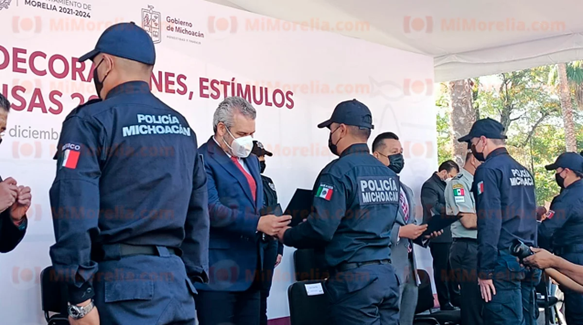 Reconocen y recompensan a policías de Michoacán
