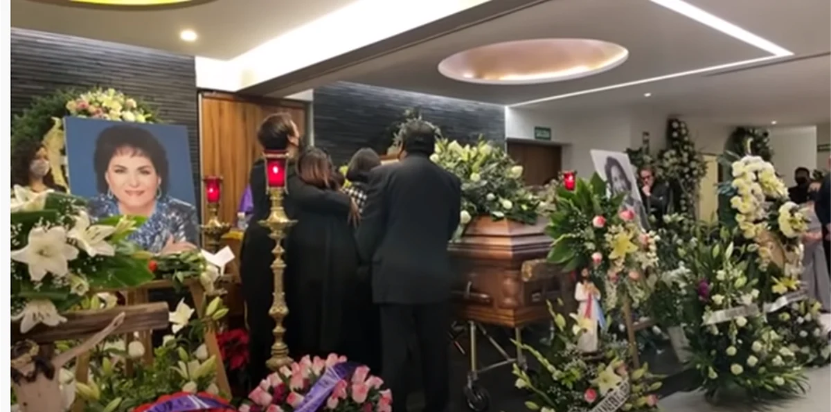 Familiares y amigos despiden entre lágrimas a Carmelita Salinas