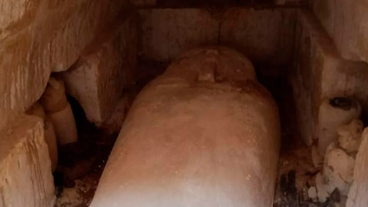 Hallan momias enterradas con lenguas de oro, en Egipto