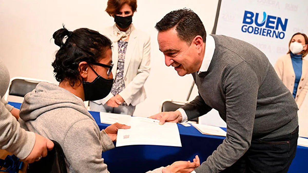 En Zamora, presidente Carlos Soto, entrega certificados a egresados del INEA