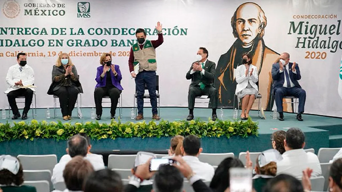 Por su heroísmo, personal del IMSS reciben galardón Miguel Hidalgo Grado Banda