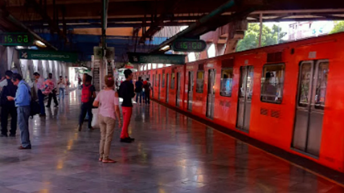 Hombre muere electrocutado al bajar a las vías del Metro por su celular