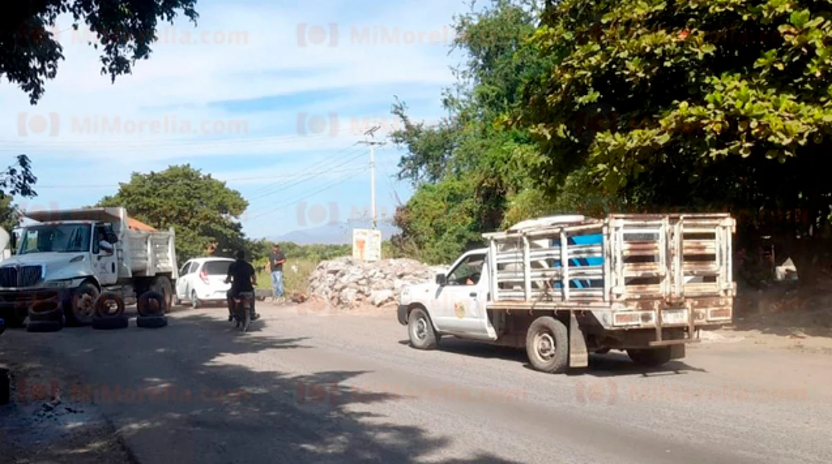 Queman llantas y bloquean el tránsito en la carretera Apatzingán-Aguililla