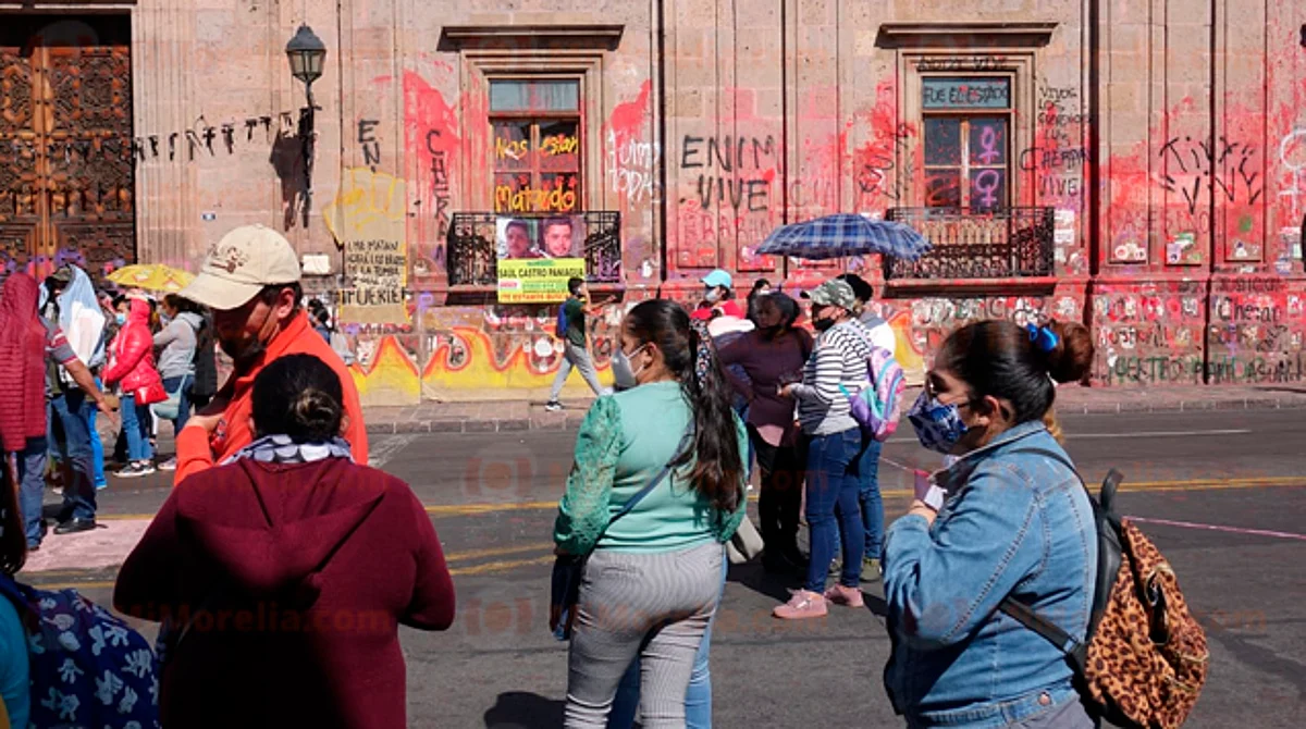 Bloquean avenida Madero; piden maestros para atender escuelas