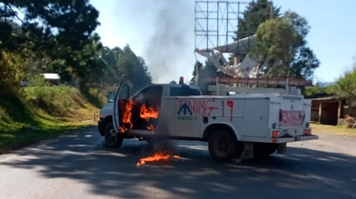 Egresados normalistas retienen y vandalizan dos unidades