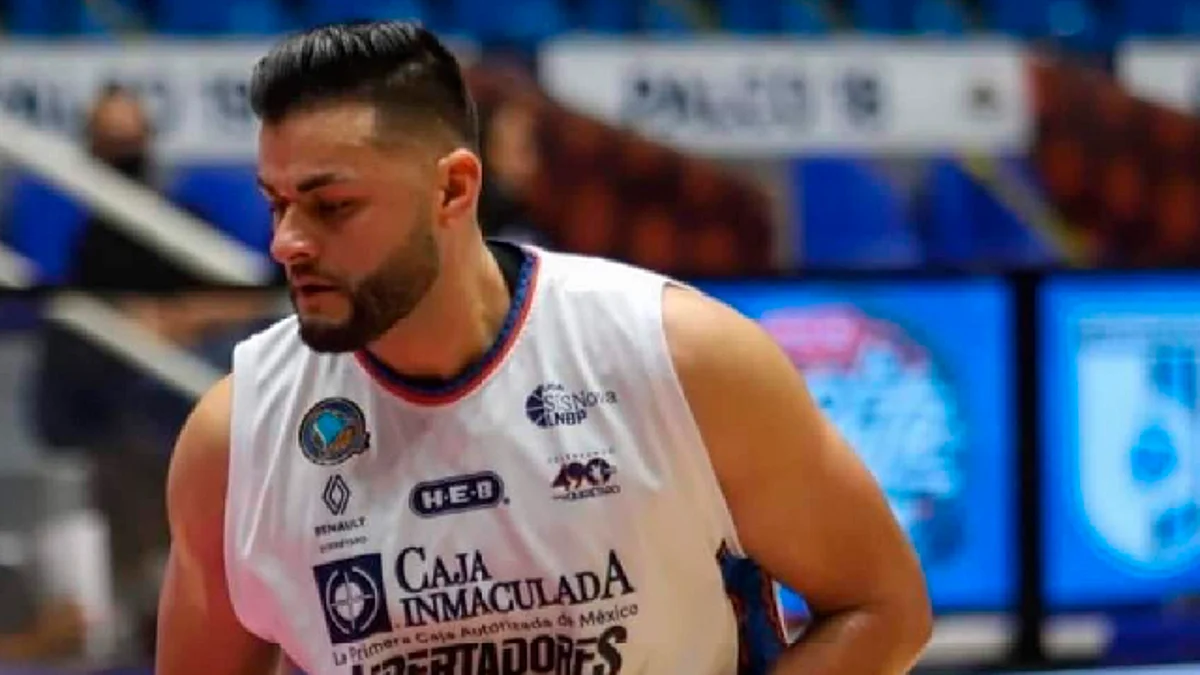 Cervantes es jugador del equipo Libertadores de Querétaro Basquetball Club