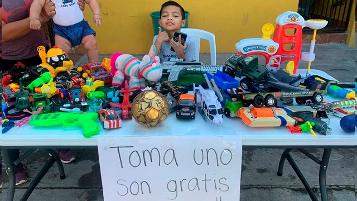 Niño pone el ejemplo; regala juguetes a quienes no les llevó nada Santa