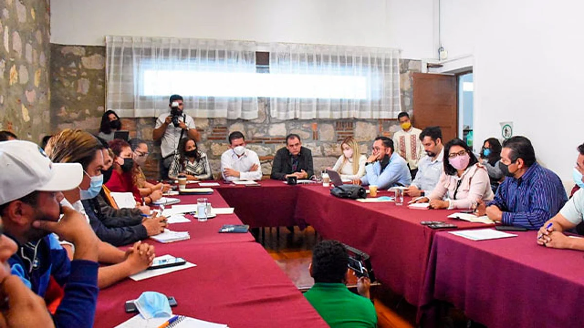 Se reúnen diputados de Comisiones Unidas con miembros de la sección XVIII de la CNTE