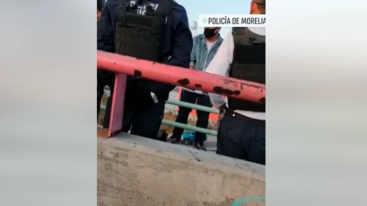 Morelia: rescatan a hombre que intentó saltar a periférico desde puente