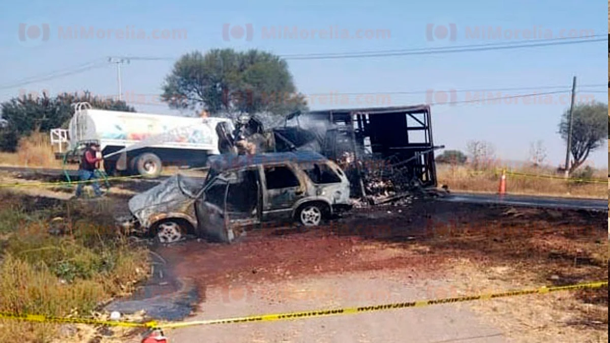 Michoacán: 2 vehículos se incendian tras choque; hay una persona calcinada
