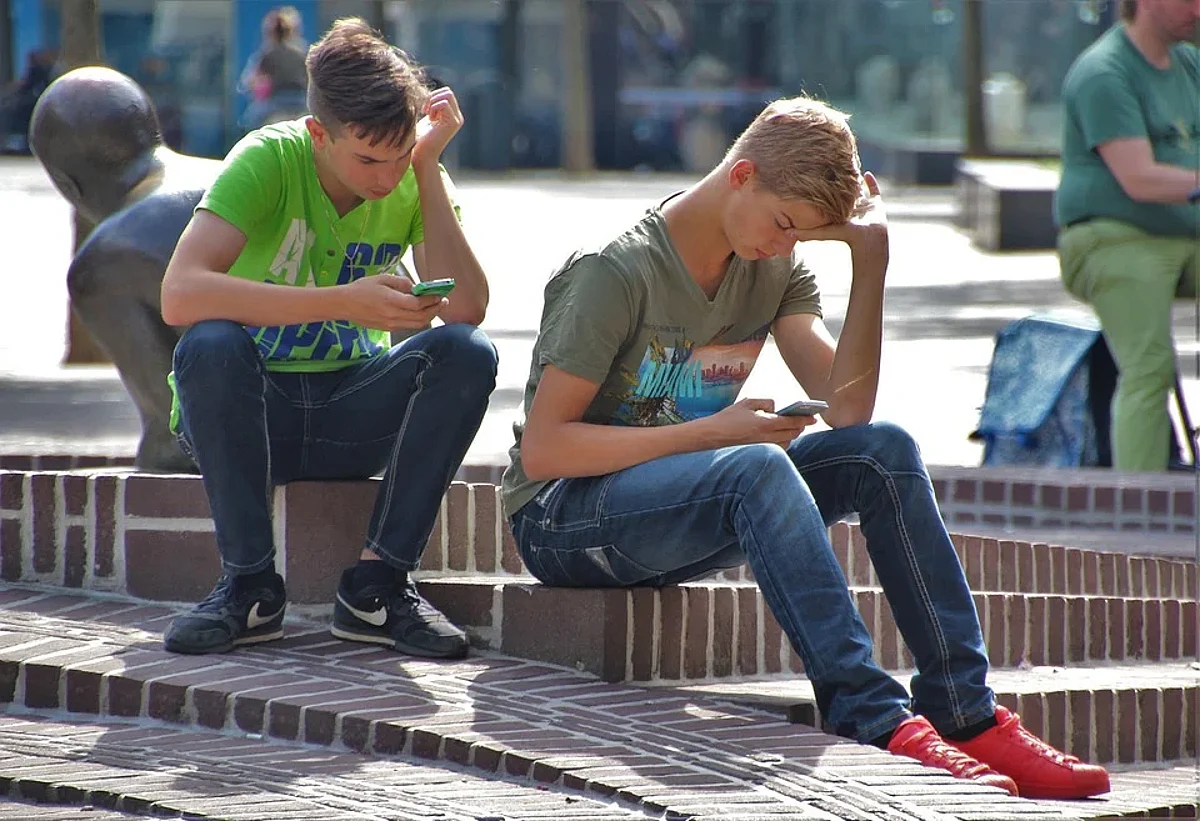 Buscan incentivar y probar que se puede dejar de usar gadgets e internet en las noches