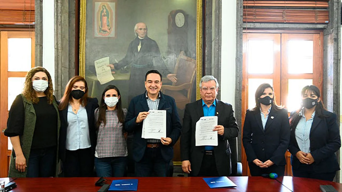 Por la educación de los jóvenes Zamoranos, Carlos Soto firma convenio con UNIVA