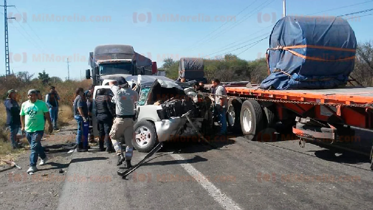 Chocan carroza y tráiler; hay un muerto y un herido