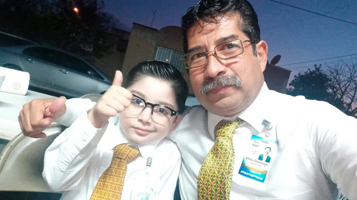 Niño admira tanto a su abuelito que celebra cumpleaños homenajeándolo