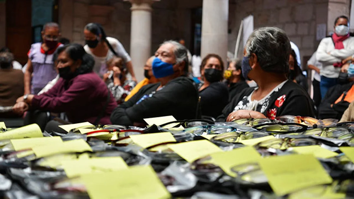 Adultos mayores de Tarímbaro reciben lentes gratuitos
