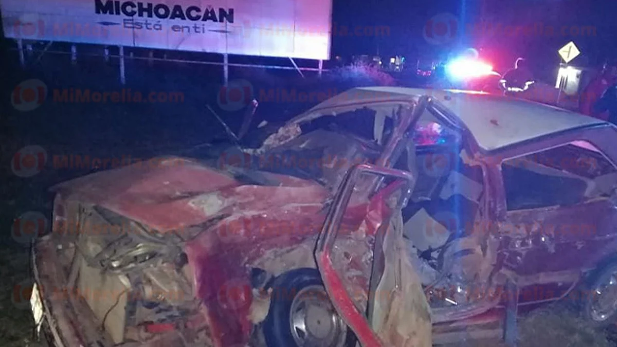 Accidente deja un muerto y dos heridos en la carretera Morelia-Zitácuaro