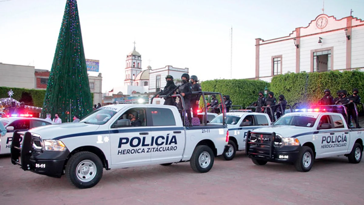 Entrega Toño Ixtláhuac 14 patrullas equipadas con tecnología, en Zitácuaro